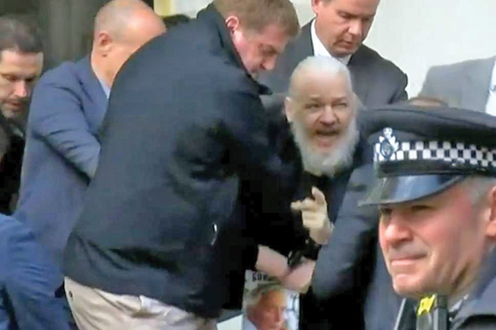 Fondatorul WikiLeaks, arestat la Londra