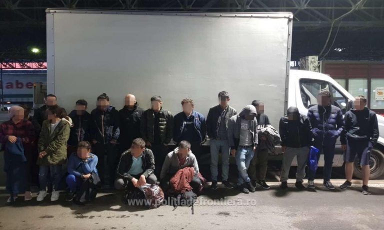 17 straini gasiti ascunsi intr-o autoutilitara, la Vama Bors