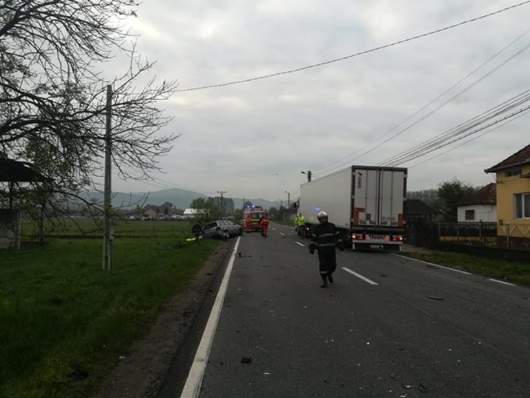 Un barbat a sfarsit intr-un grav accident pe DN1, in Bihor. Alti patru oameni au fost raniti