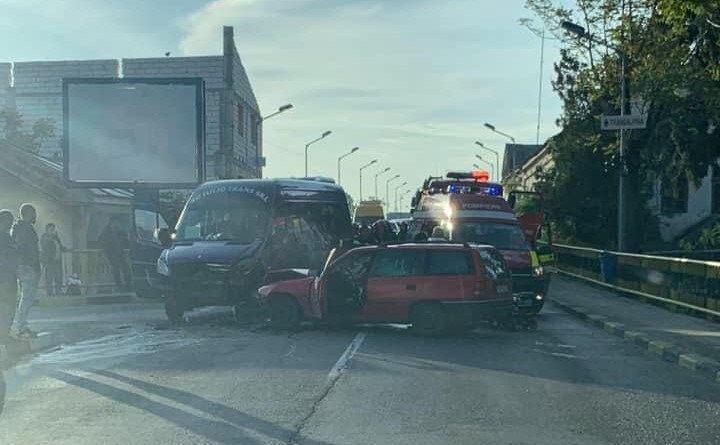 Patru oameni la spital, in urma unui accident cu un microbuz