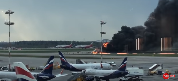 Peste 40 de oameni au murit dupa ce un avion a luat foc pe pista (VIDEO)