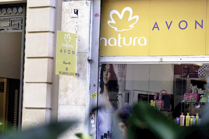 Avon, cumparat cu 2 miliarde de dolari