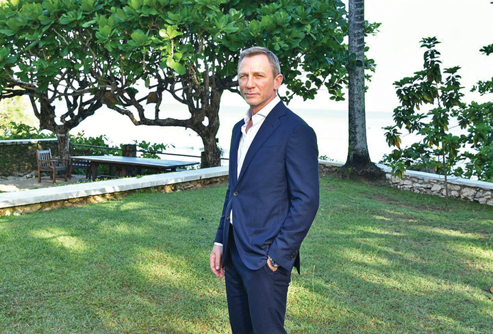 James Bond intra la cutit