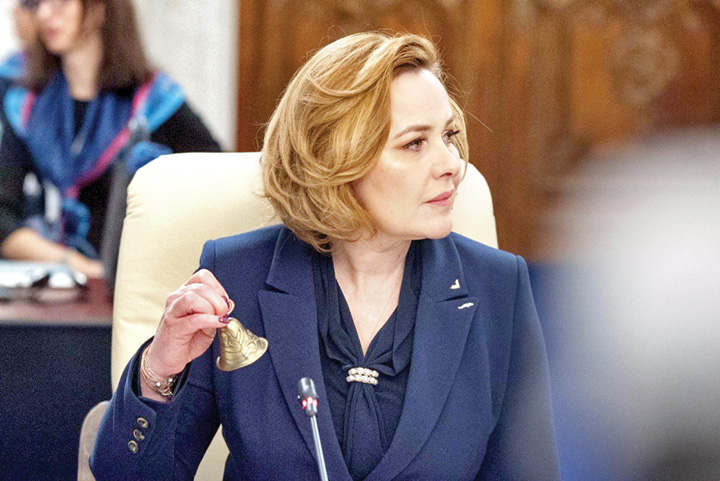 Carmen Dan isi face alt ”Doi s’un sfert”!