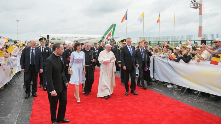 Tinutele alese de Carmen Iohannis la evenimentele la care a participat in ziua sosirii Papei