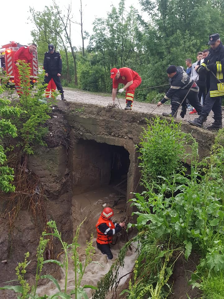 Femeie din Botosani, cautata de ore intregi. Ar fi fost luata de viitura