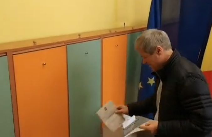 Ciolos a votat la Zalau: va fi un vot semnal pentru cei care conduc astazi Romania