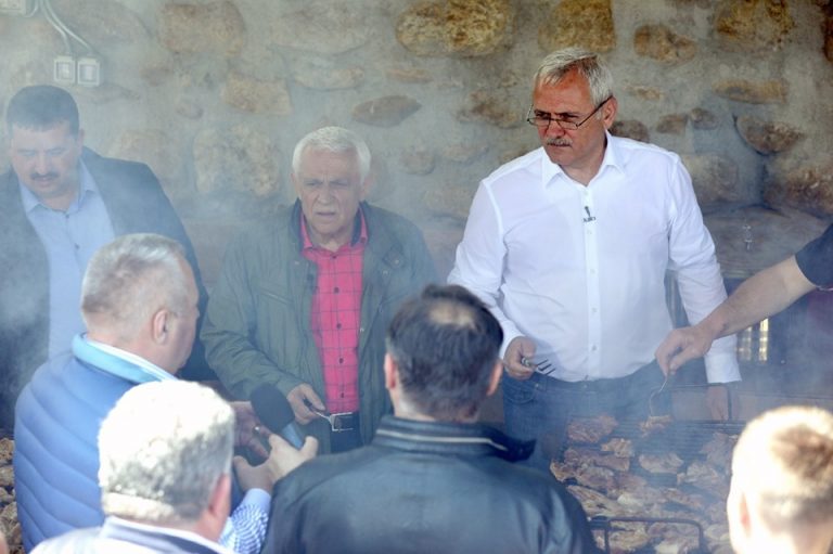 Dragnea, la povesti si-un gratar cu oierii din Poiana Sibiului