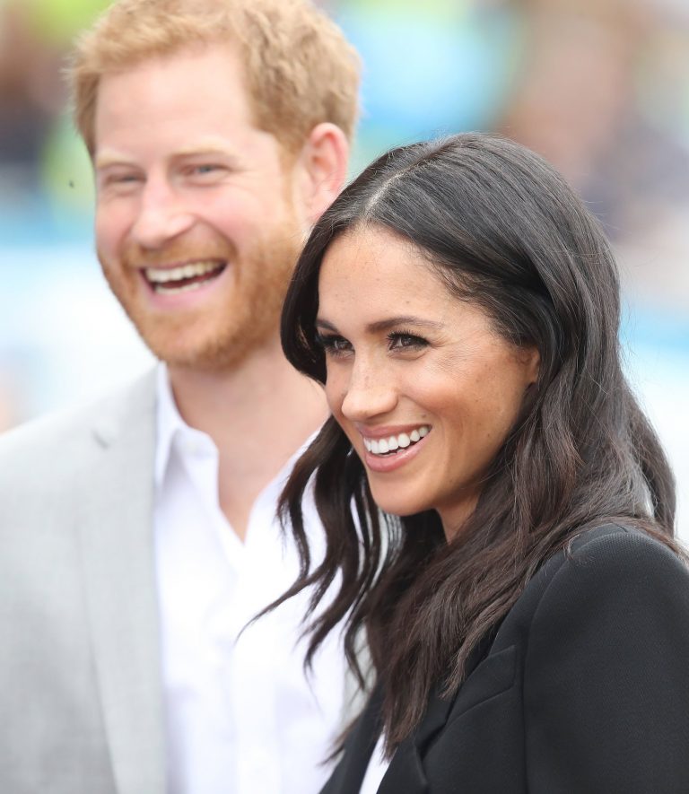 Primele imagini cu bebelusul regal. Printul Harry si Meghan, incantati de rolul de parinti (VIDEO)