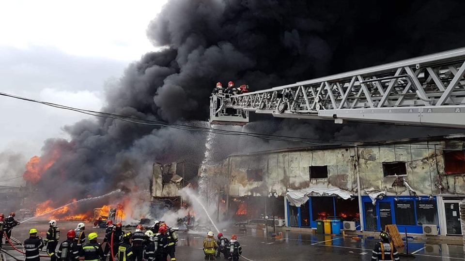 Incendiul din Afumati - trei oameni, dusi la spital (FOTO ...
