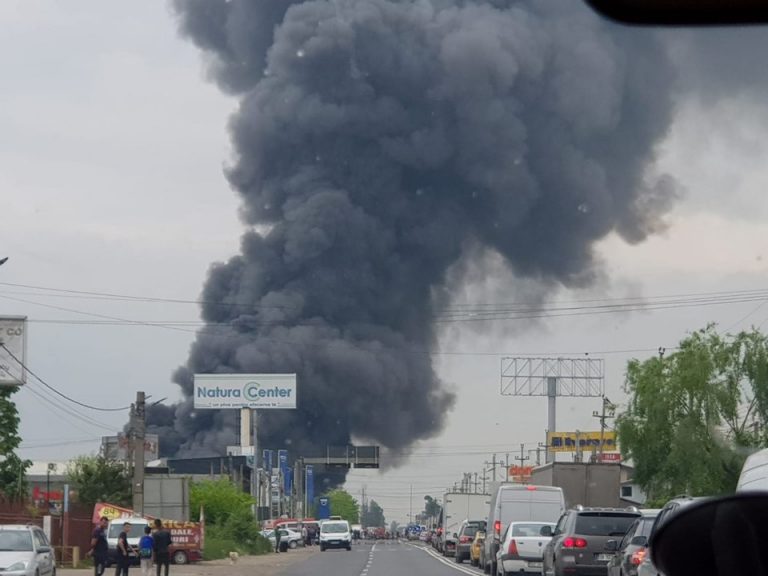 Nor urias de fum la la periferia Capitalei – incendiu un complex comercial
