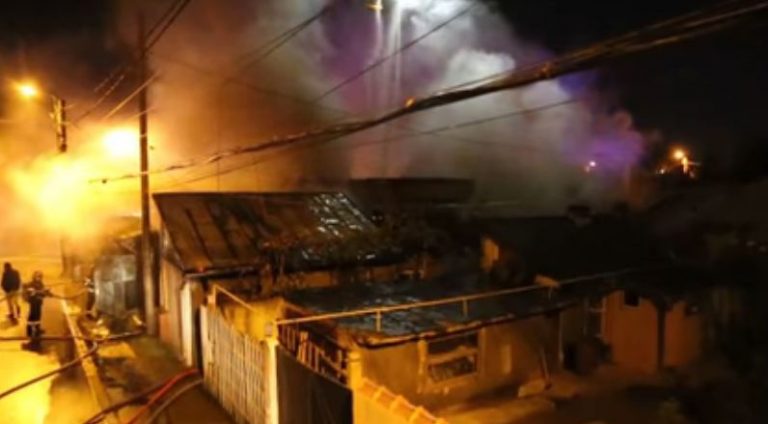Incendiu la doua case din Capitala: doi oameni evacuati de pompieri