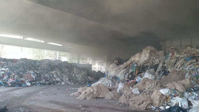 Incendiu la un depozit de deseuri din Hunedoara (FOTO)