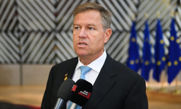 Iohannis trebuie să aleagă: românii sau multinaţionalele?