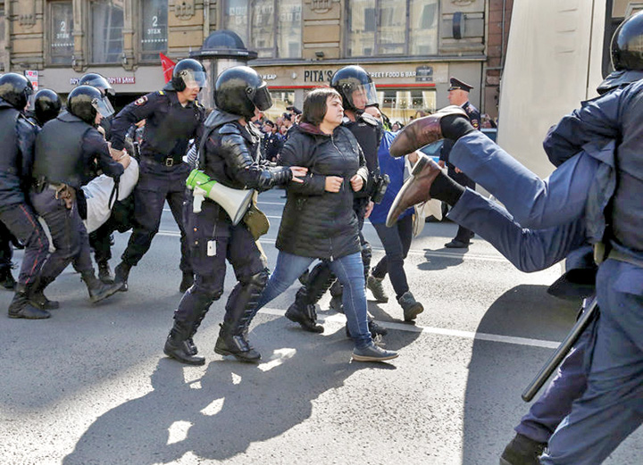 Police officers detain opposition protesters during a May Day rally in Saint Petersburg - Ziarul National