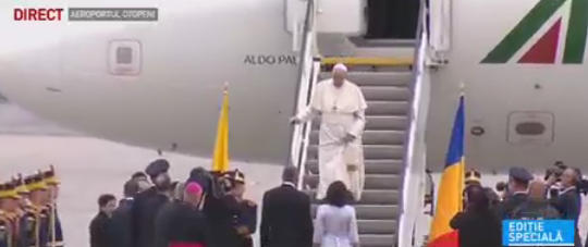 Papa Francisc a pasit pe pamant romanesc, fiind intampinat de Klaus Iohannis la aeroport