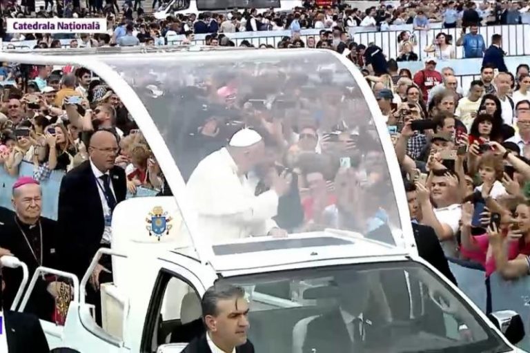 Papa Francisc a folosit papamobilul in drumul catre Catedrala Sf. Iosif