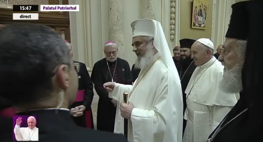 Papa Francisc, intampinat de Patriarhul Daniel. Intrevedere istorica la Patriarhie