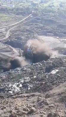 Un excavator urias s-a prabusit la o cariera din Valcea (VIDEO)