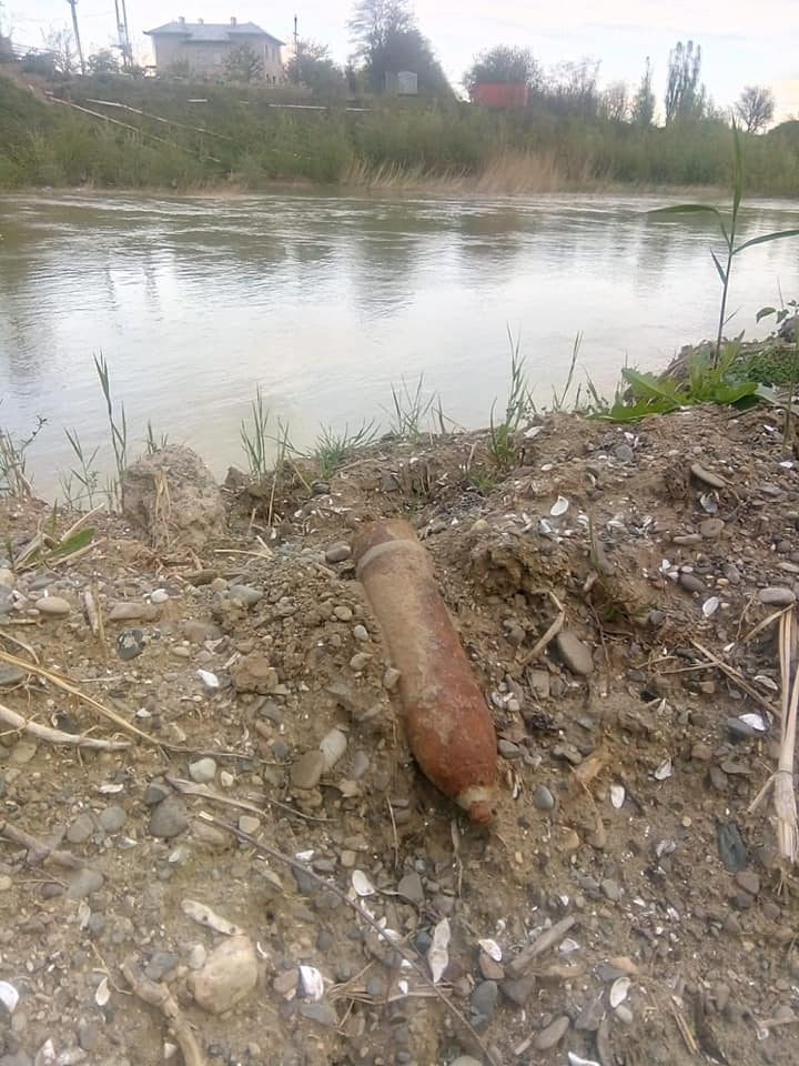 Proiectil gasit pe malul Siretului. „Putea exploda la orice miscare brusca”