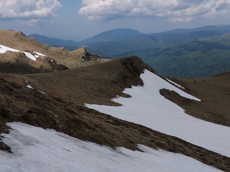 Doi turisti au gasit un om fara viata. Au fost alertati salvamontistii din Sinaia si politistii