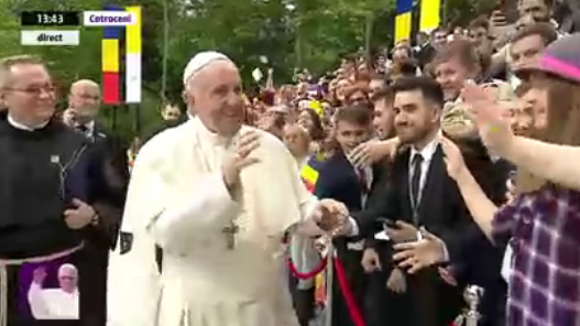 Papa s-a oprit sa salute romanii, pana sa plece de la Cotroceni
