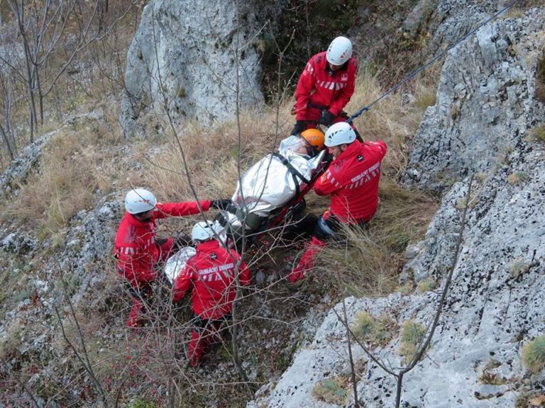 Persoana accidentata grav pe munte. S-a chemat elicopterul SMURD