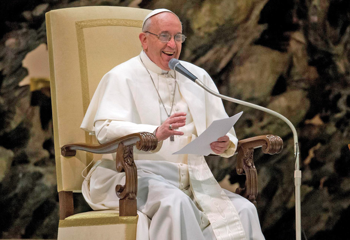 Un scaun de Reghin pentru Papa Francisc