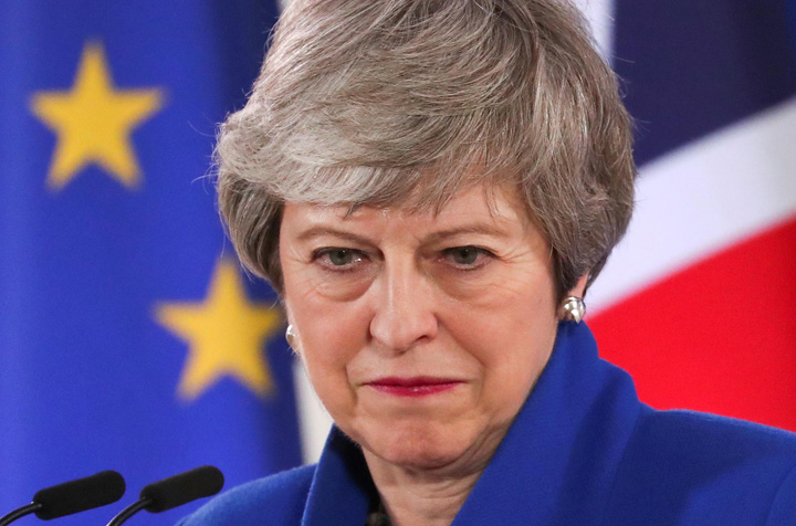 Theresa May incearca marea cu degetul