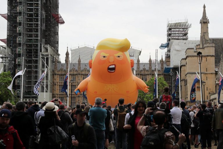 Trump, întâmpinat la Londra cu un balon umflat cu sarcasm (VIDEO)