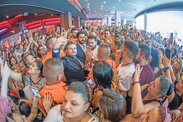 Peste 3000 de fani au venit la inaugurarea magazinului AC&co, sa-l intalneasca pe Burak Özçivit