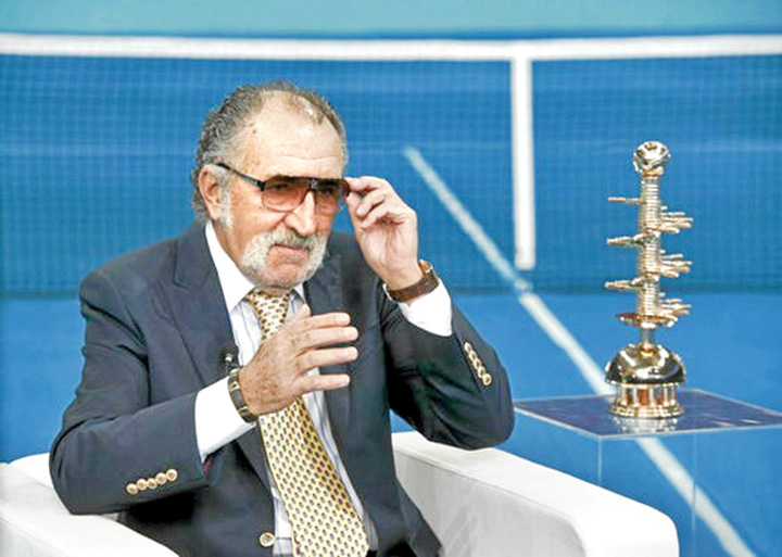 Backhand-ul lui Carmen nu cade in terenul FR Tenis