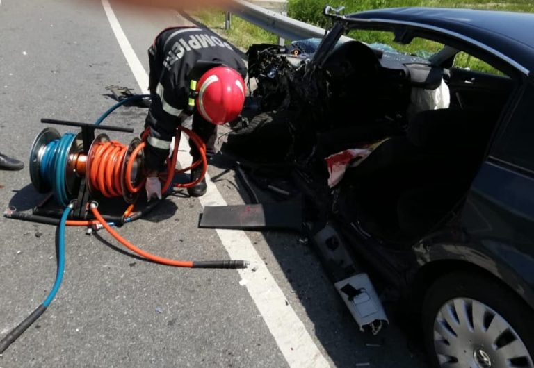 Doi tineri, de 17 si 19 ani, raniti intr-un grav accident, pe DN 66