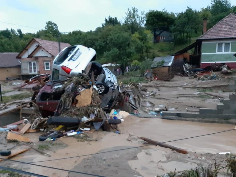 Inundatii Alba. Peste 140 de persoane au fugit din calea apelor
