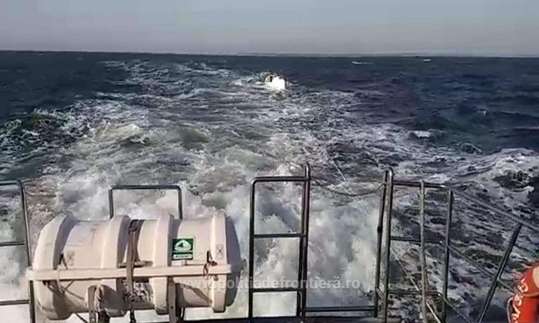 Ambarcatiune cu turisti romani, aventura fara voie in Marea Neagra