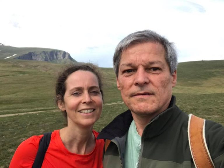 Selfie. Ciolos, in week-end pe carari de munte cu sotia