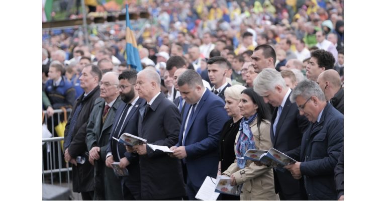 Premierul Dancila si membri ai Guvernului, la Sumuleu Ciuc, la liturghia oficiata de Papa Francisc (VIDEO)