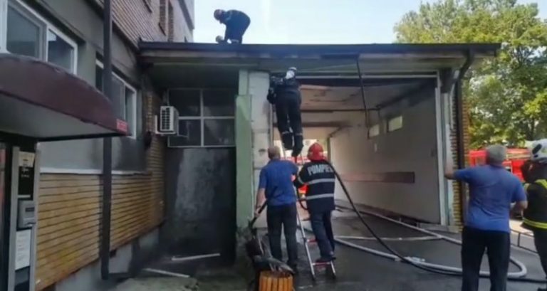 Incendiu la Spitalul Judetean Buzau. Un acoperis a luat foc (VIDEO)