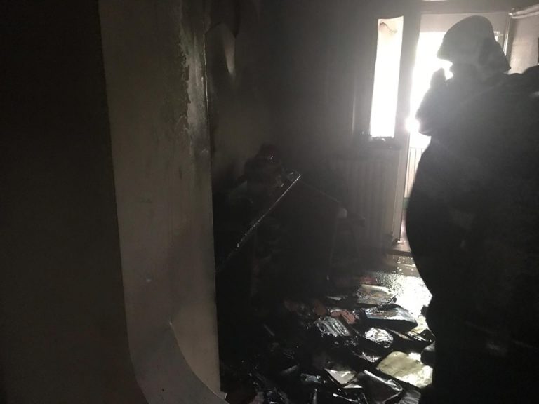 Incendiu intr-un bloc din Giurgiu – 12 oameni evacuati, cinci au ajuns pe mana medicilor