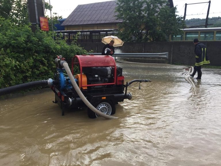 Inundatiile continua sa faca probleme. Apa in case si restrictii pe DN-uri si DJ-uri