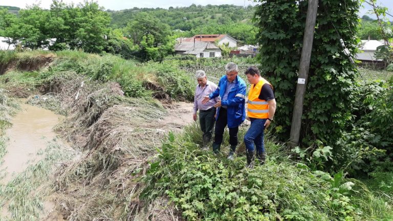 Ministrul Apelor, cu masina impotmolita in vizita din Galati (VIDEO)