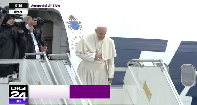 Papa Francisc si-a incheiat vizita in Romania zambind