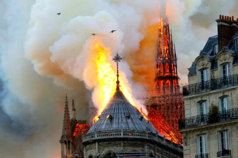Catedrala Notre-Dame: Donatorii dau mai mult din gură, mai puțin din buzunar