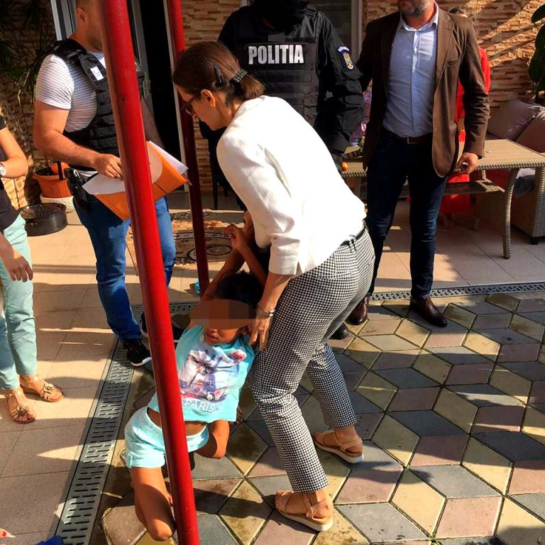 Fetiţă ROMÂNCĂ, smulsă de mascați din sânul familiei de suflet pentru adopție în SUA (VIDEO)