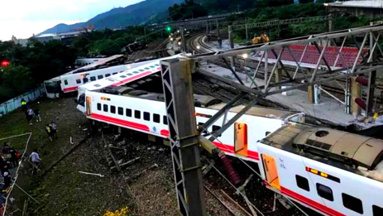 Cel puțin 5 persoane au murit după ce un tren a deraiat în Bangladesh