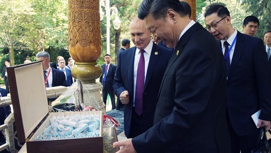 Surprize dulci din partea lui Putin pentru Xi Jinping (VIDEO)