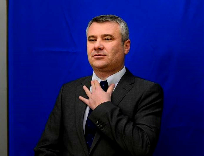 Şeful Comisiei de Cultură aruncă noroi în ministrul Culturii