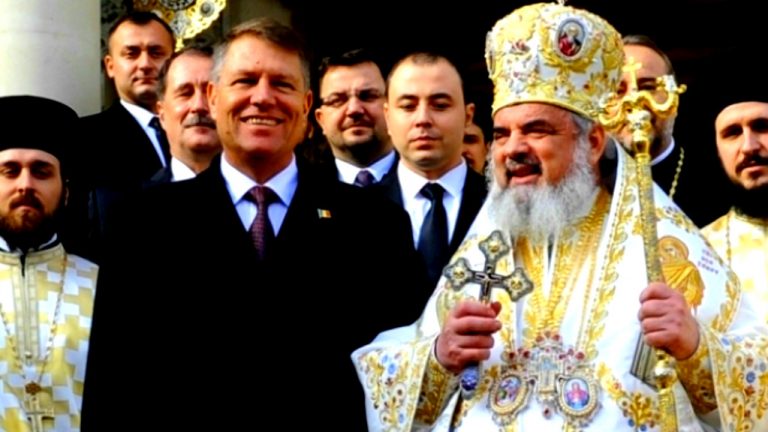 Patriarhul Daniel îi ia fața președintelui Iohannis – Sfânta Cruce înaintea Astrului României