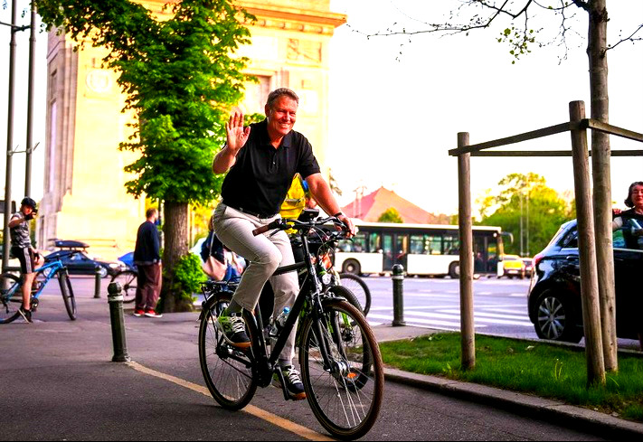 Iohannis calcă pe cadavrele adolescentelor măcelărite în Caracal