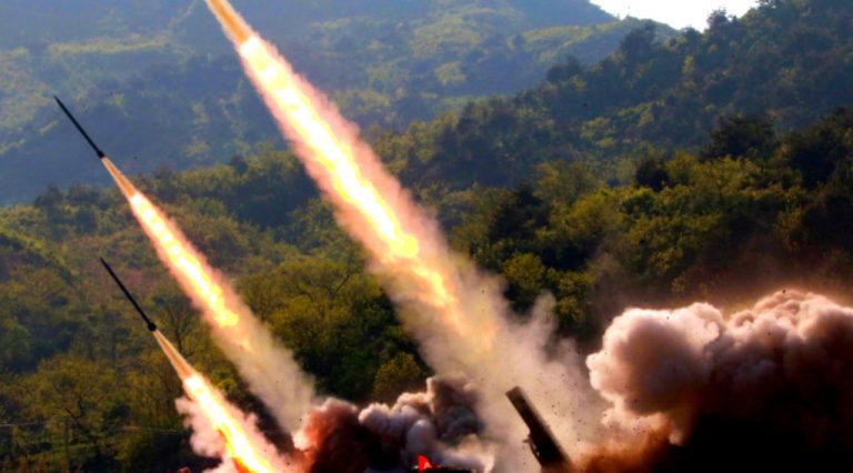 Când SUA se joacă cu dronele, Coreea bombardează Marea Japoniei
